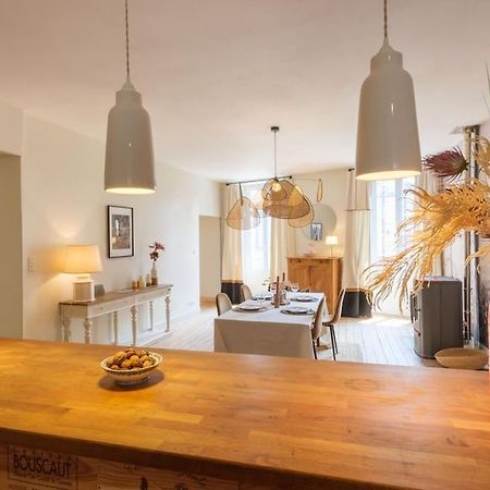 Appartement Avec Son Patio Dans Centre Historique De Bourg Bagian luar foto