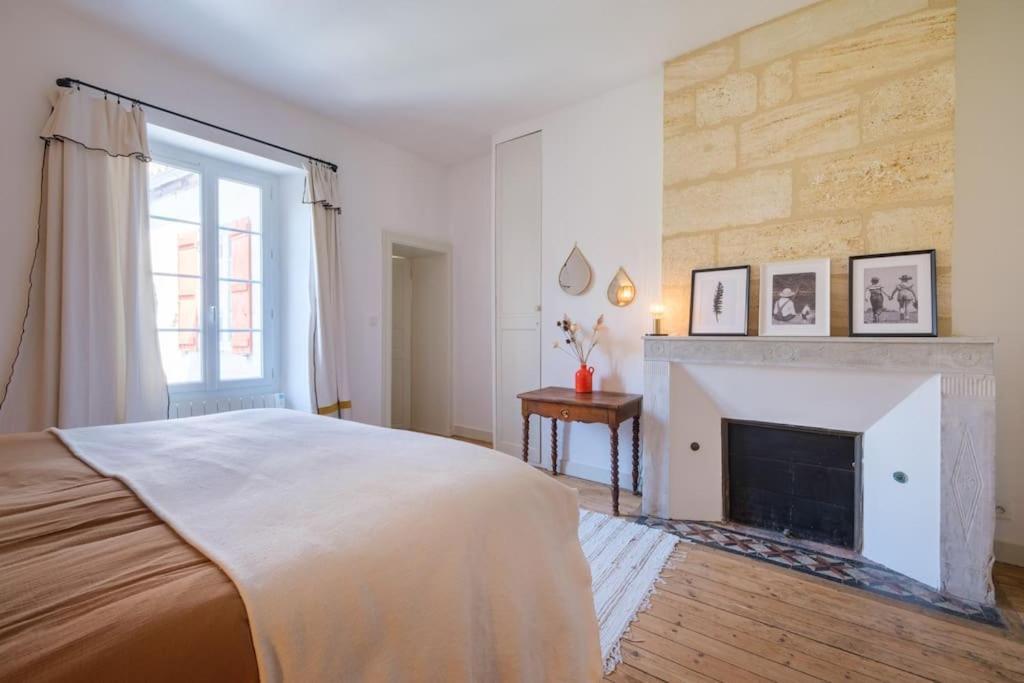 Appartement Avec Son Patio Dans Centre Historique De Bourg Bagian luar foto