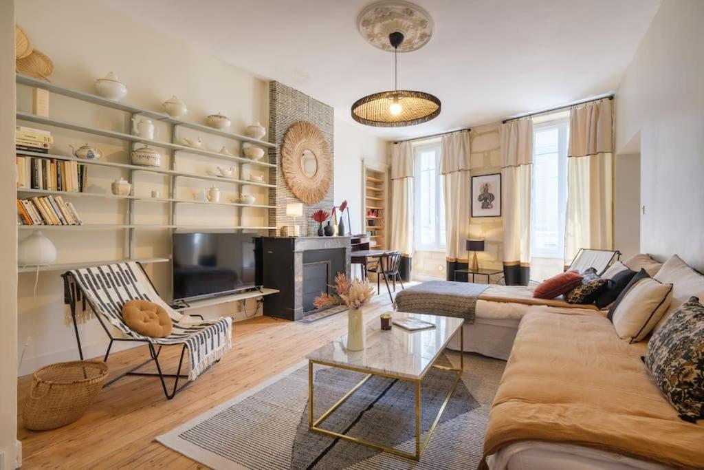 Appartement Avec Son Patio Dans Centre Historique De Bourg Bagian luar foto