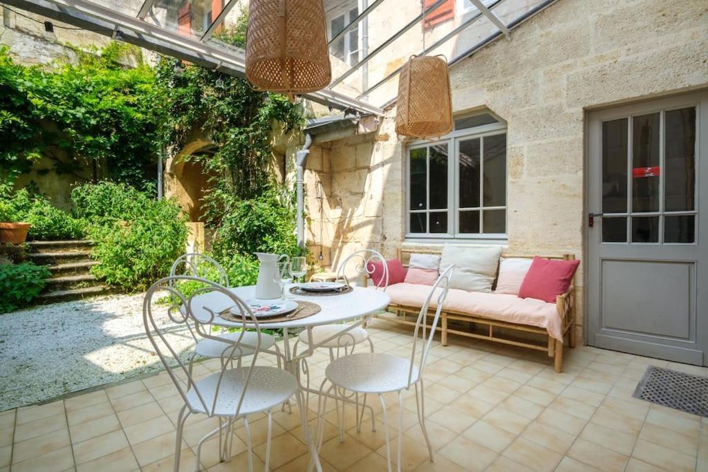 Appartement Avec Son Patio Dans Centre Historique De Bourg Bagian luar foto