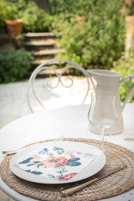 Appartement Avec Son Patio Dans Centre Historique De Bourg Bagian luar foto