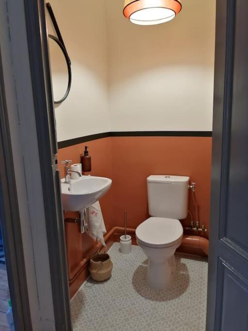 Appartement Avec Son Patio Dans Centre Historique De Bourg Bagian luar foto