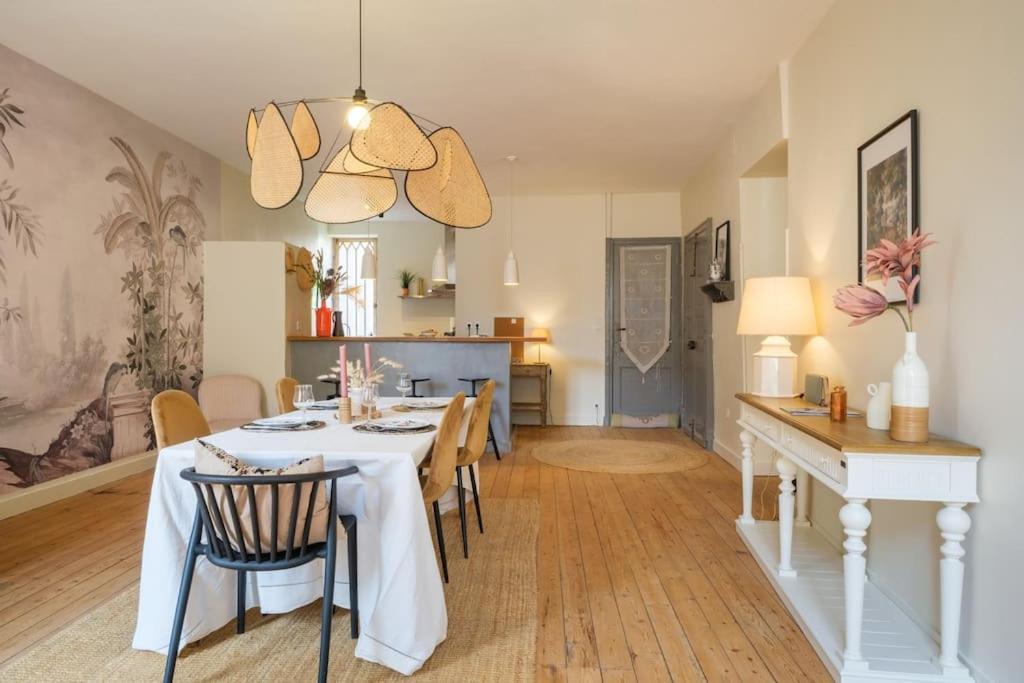 Appartement Avec Son Patio Dans Centre Historique De Bourg Bagian luar foto
