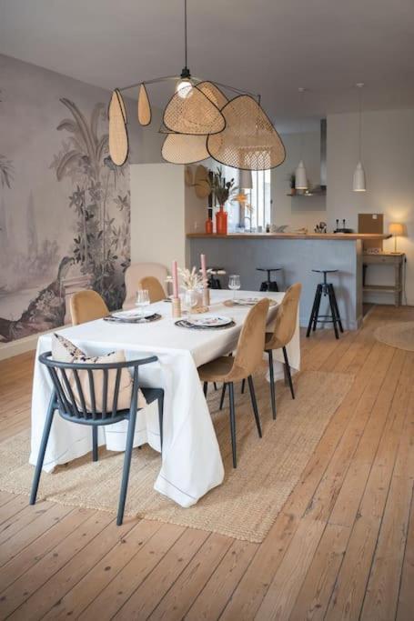 Appartement Avec Son Patio Dans Centre Historique De Bourg Bagian luar foto