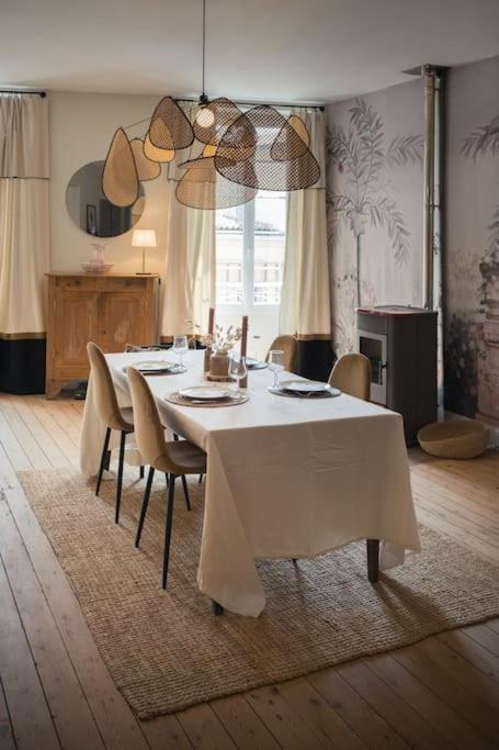 Appartement Avec Son Patio Dans Centre Historique De Bourg Bagian luar foto
