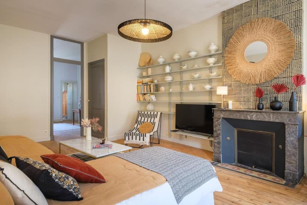 Appartement Avec Son Patio Dans Centre Historique De Bourg Bagian luar foto