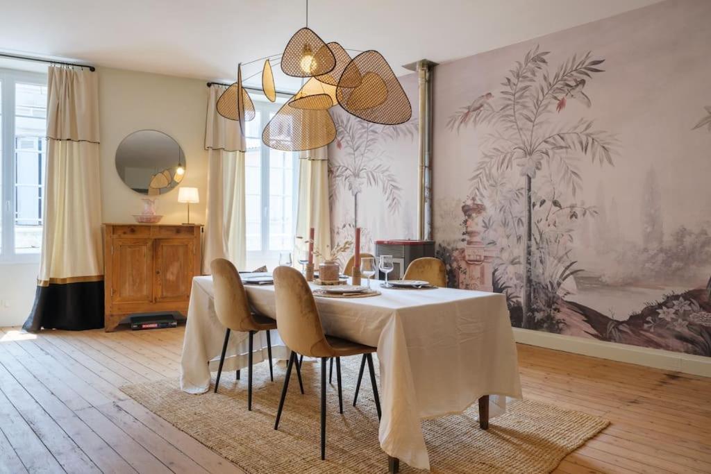 Appartement Avec Son Patio Dans Centre Historique De Bourg Bagian luar foto