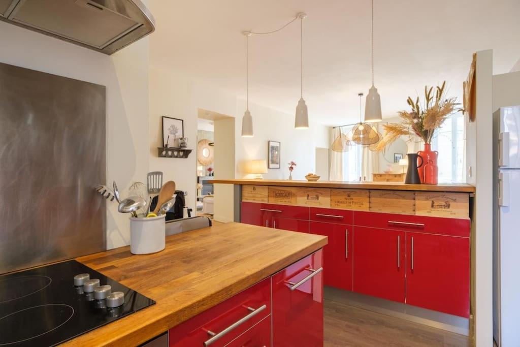 Appartement Avec Son Patio Dans Centre Historique De Bourg Bagian luar foto